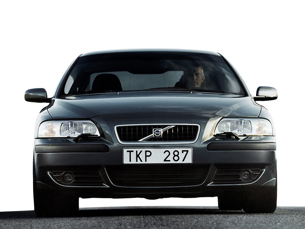 Download Volvo wallpaper, 'Volvo 15'.